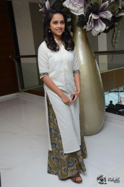 Sri-Divya-at-Rayudu-Movie-Success-Meet